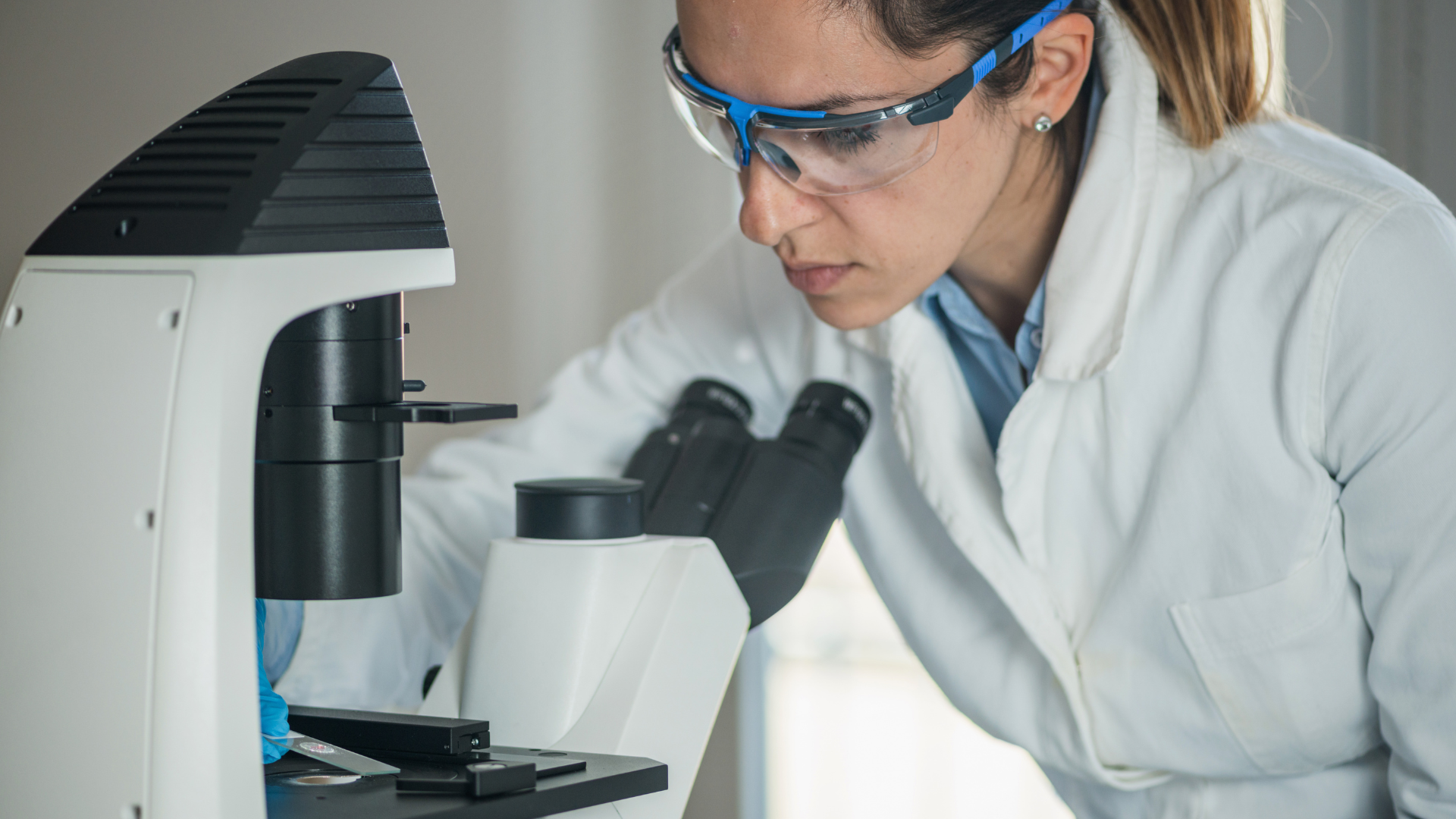 Texto alternativo: Investigadora analizando muestras en laboratorio para proyectos de I+D+i y bonificaciones por personal investigado