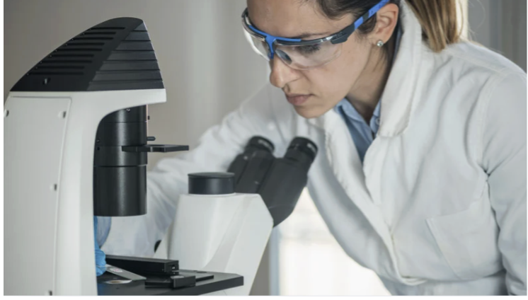 Investigadora analizando muestras en laboratorio para proyectos de I+D+i y bonificaciones por personal investigador