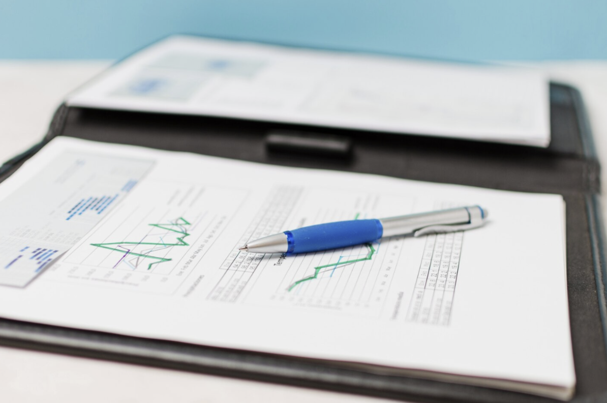 Informes técnicos y contables con análisis financiero y gráficos para la justificación de proyectos de I+D+i ante terceros