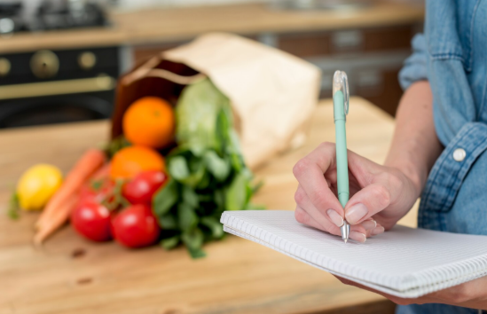 Persona registrando datos de materias primas alimentarias para garantizar la trazabilidad y el cumplimiento del sistema IFS Food.